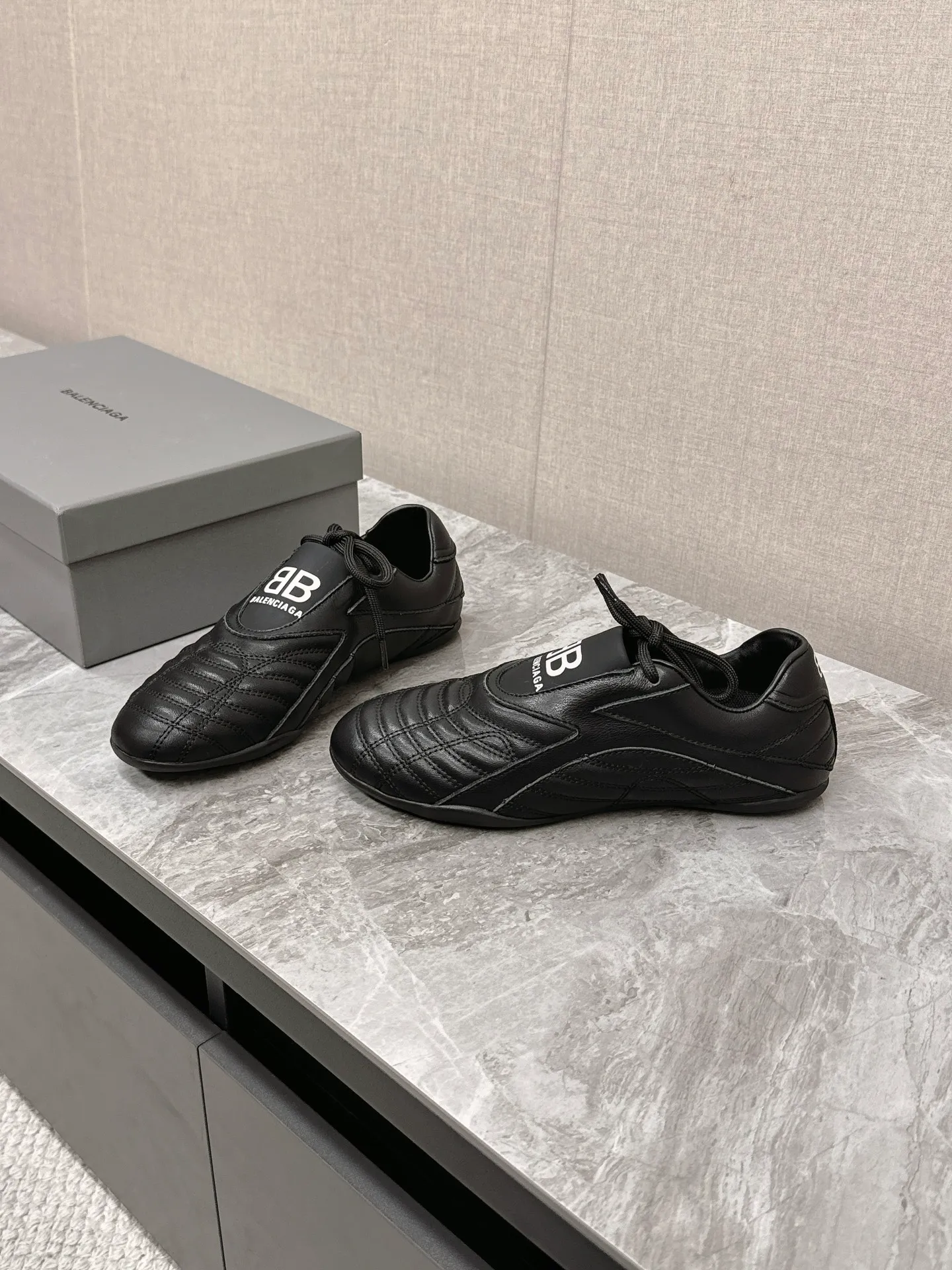 💰560 Balenciaga plaid baseball shoes casual shoes. Original purchase, development and production. Balenciaga's latest hidden tennis shoes with soft rhombus pattern. Soft calfskin matching and classic double logo are full of retro feel. It is the most versatile black and white color. This year, a casual shoe for girls. The sole design is super soft. Comes with exquisite packaging at the counter. 🛍📦 ▪️ Fabric: Original customized calfskin plaid ▪️ Lining: Imported custom cowhide lining ▪️ Sole: Original molded rubber outsole ▪️ Size: Women's 35-40
